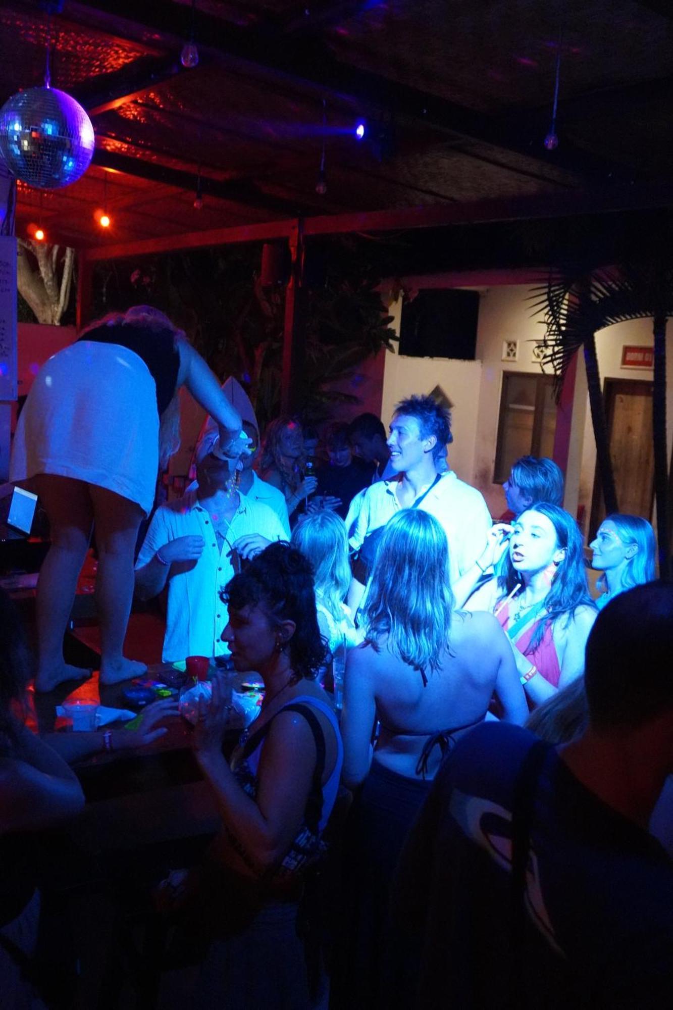 Indonesia Backpacker Hostels Kuta  외부 사진